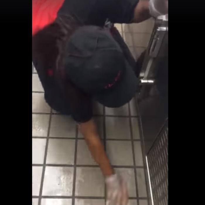 Imagini REVOLTĂTOARE din fast food. Asta ne dau de mâncare (VIDEO)