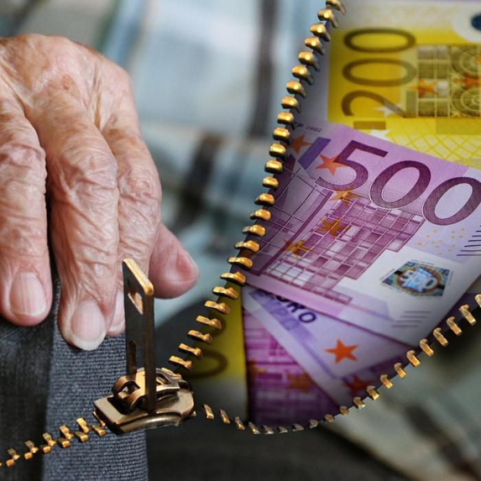 Italia. O ROMÂNCĂ a DROGAT și JEFUIT un pensionar. A plecat din țară cu o sumă FABULOASĂ 