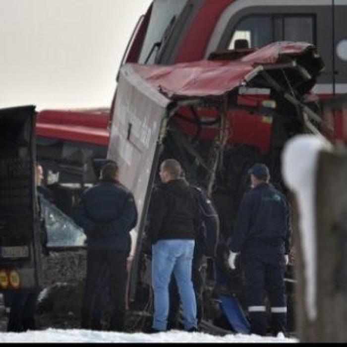 TRAGEDIE. Autobuz plin cu elevi, SPULBERAT de un tren. 5 morți și 27 de răniți	