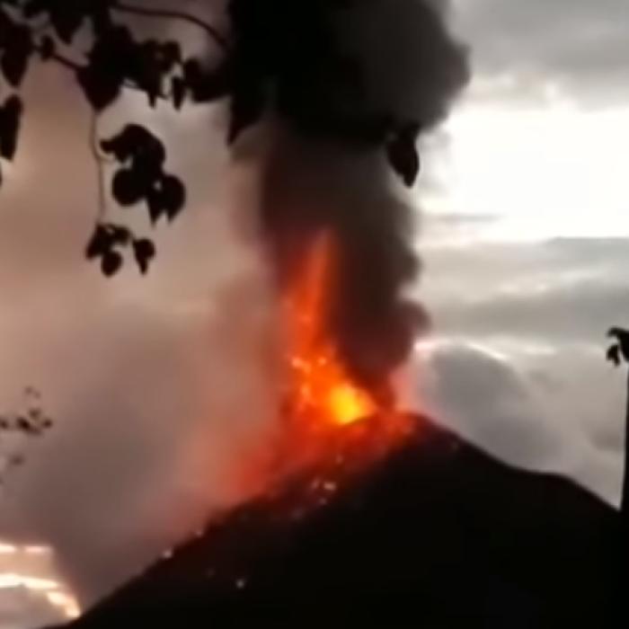 Imagini TERIFIANTE cu erupția vulcanului Krakatau. Valul tsunami a făcut sute de victime. VIDEO