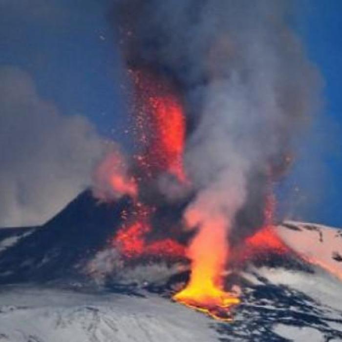 Italia, aeroport închis. Vulcanul Etna a erupt