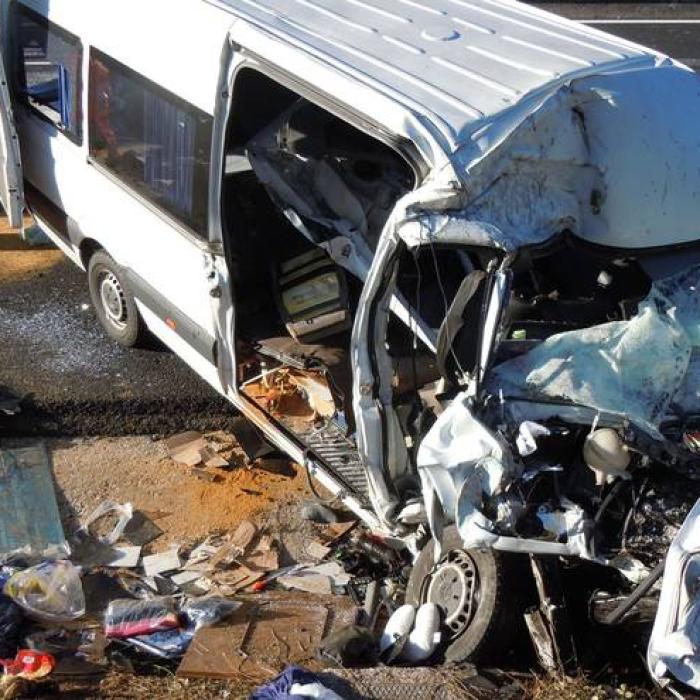 Accident GRAV cu un MICROBUZ. 18 răniți 