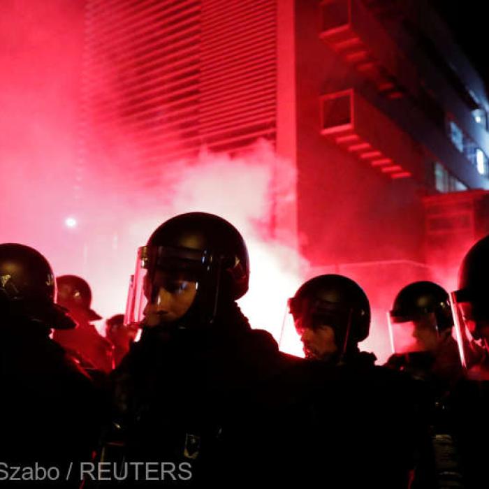 Premierul albanez a remaniat opt miniştri, ca efect al protestelor MASIVE
