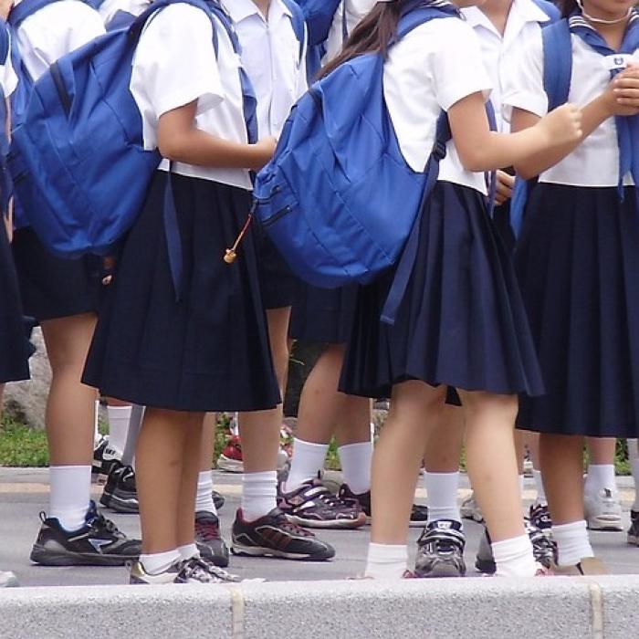 Țara unde uniformele au GPS. Metodă de MONITORIZARE a elevilor chiulangii