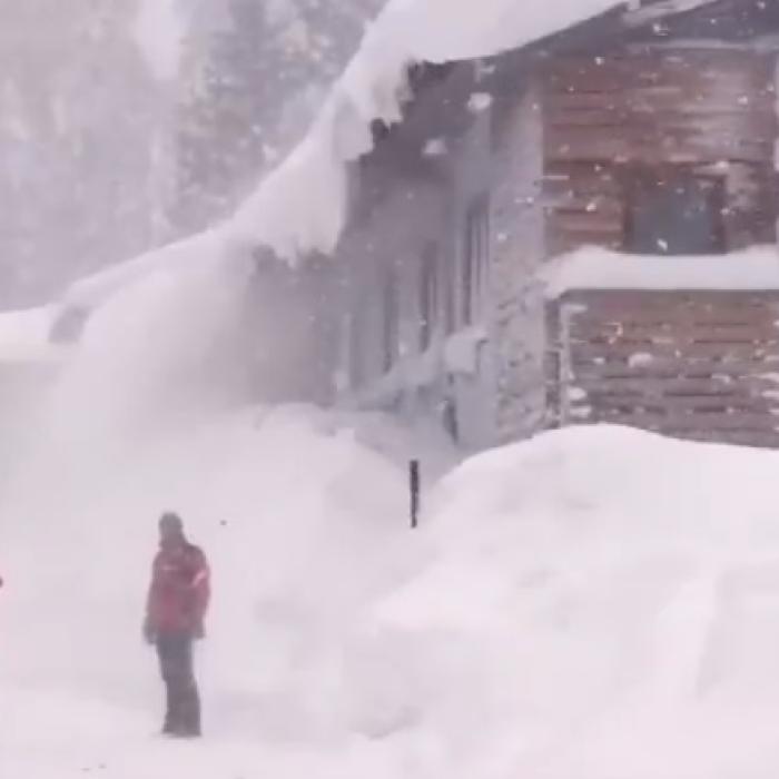 Austria, ÎNGROPATĂ în zăpadă. AVALANȘE în stațiuni frecventate de ROMÂNI