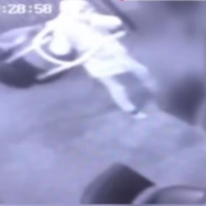 Scene ȘOCANTE. Tânără însărcinată, BĂTUTĂ cu bestialitate de un recidivist (VIDEO)