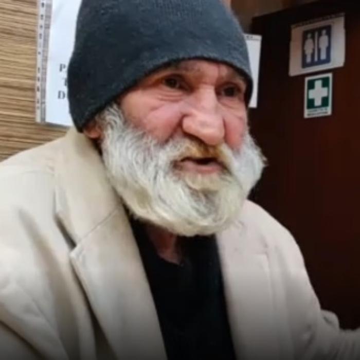 Scandalul în Italia continuă. Cât ar câștiga cerșetorul român căruia un politician i-a aruncat lucrurile