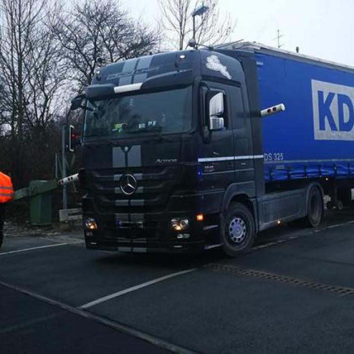 Germania. Șofer ROMÂN de TIR, BLOCAT de barieră pe calea ferată 