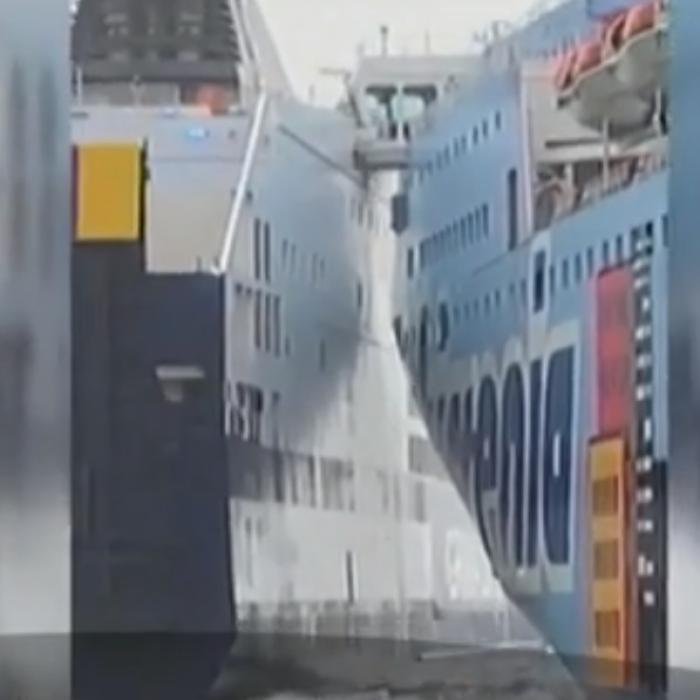 Italia. Momente de PANICĂ. CIOCNIRE între două NAVE într-un port 
