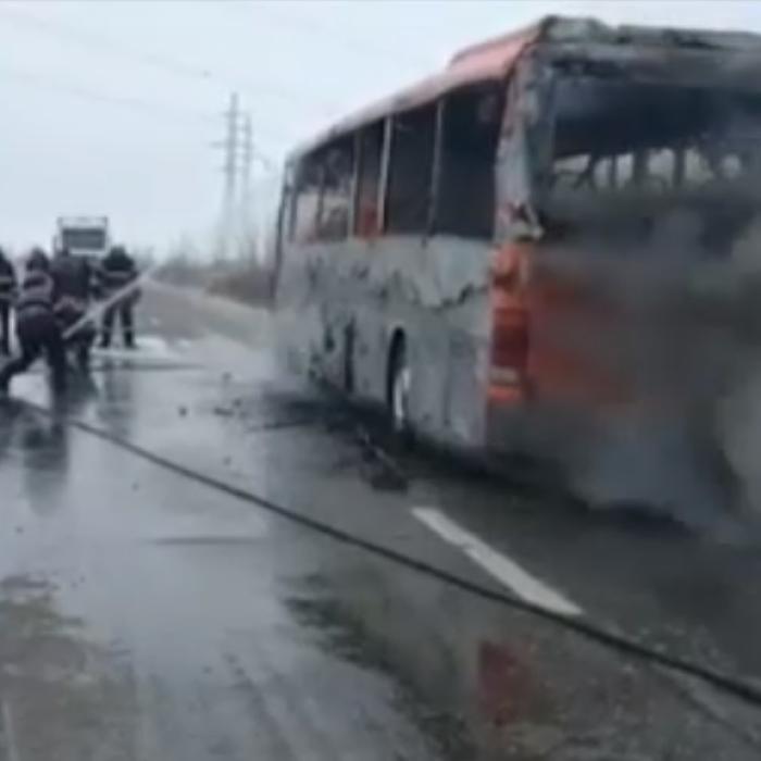 Un AUTOCAR cu PASAGERI a luat FOC în mers