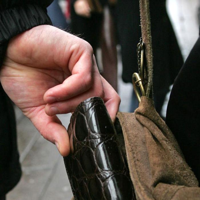CĂUTAT în toată Austria, un român a fost arestat la Arad după ce i-a smuls telefonul de la ureche unei femei