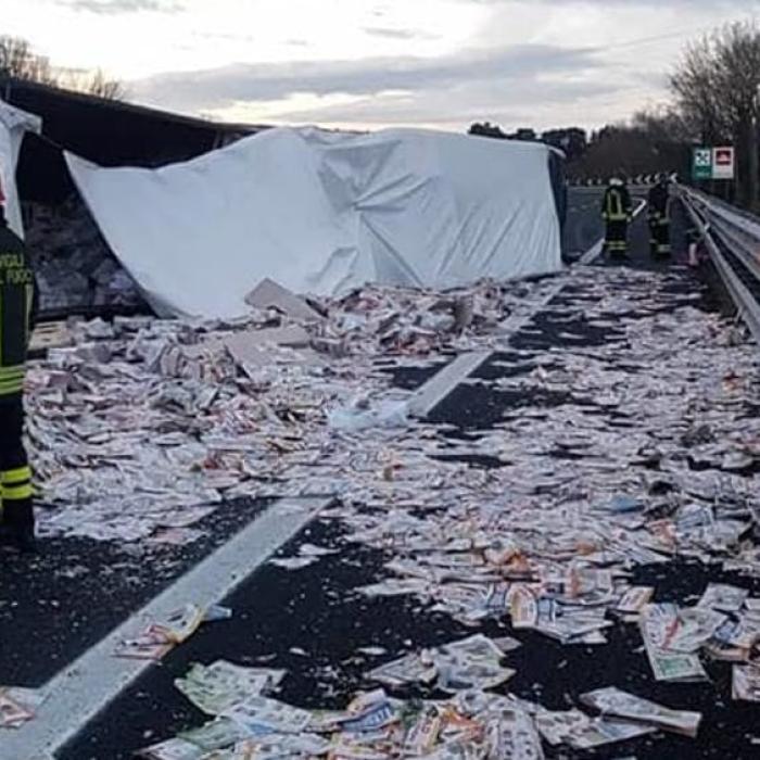 Italia. Autostradă complet BLOCATĂ de un șofer român de TIR