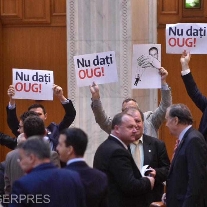 Se reiau LUPTELE din Parlament. PNL, PMP și USR au făcut front comun