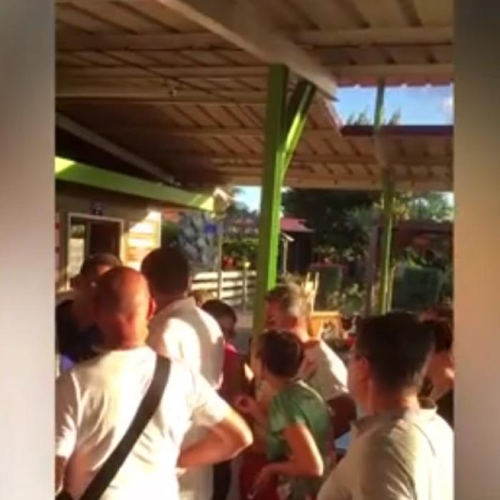 Turiști ROMÂNI, ABANDONAȚI doar cu hainele de pe ei pe o insulă din Caraibe