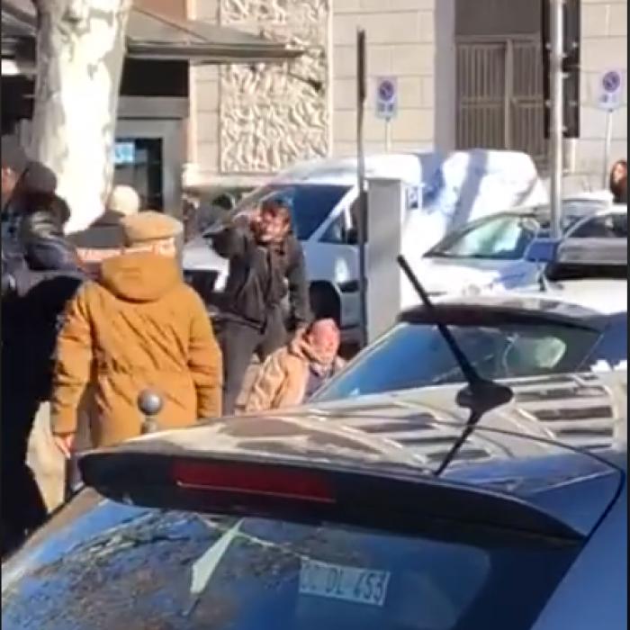 Italia. Imaginile ȘOCANTE cu un român care amenință cu MOARTEA un bătrân în plină stradă. VIDEO
