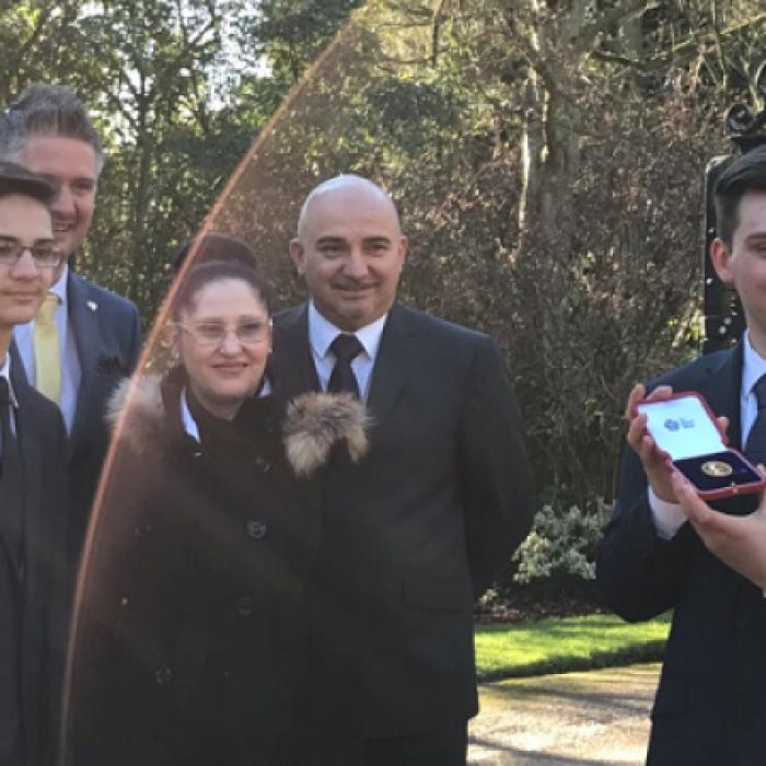 Marea Britanie. Elev ROMÂN, PREMIAT de către REGINĂ