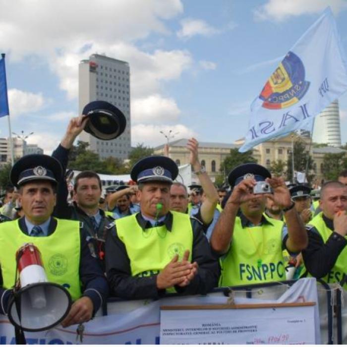 PROTEST în fața MAI: Mii de ofițeri, rezerviști militari, agenți de poliție și penitenciare, ies în STRADĂ