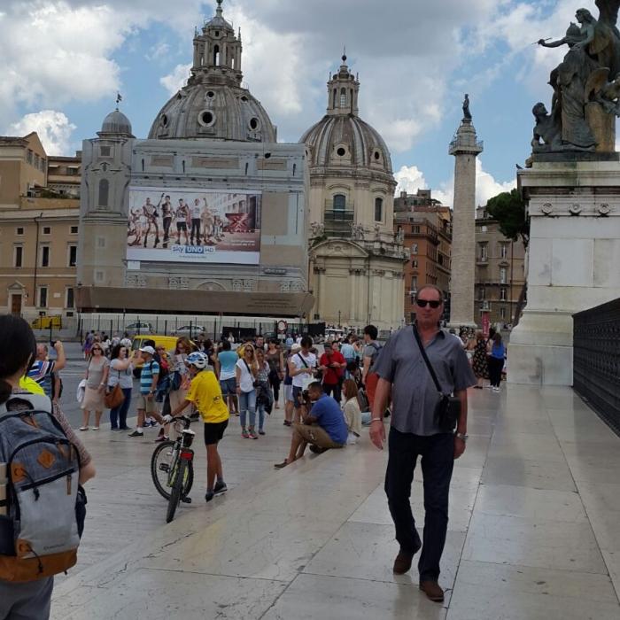 Italia. O româncă și-a BĂTUT fetița de numai 1 an în plină stradă. Trecătorii au salvat-o pe micuță