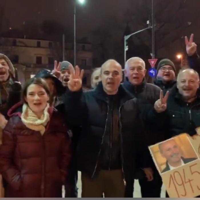 Protest 24 februarie. Rareș Bogdan, în MIJLOCUL protestatarilor din Piața Victoriei
