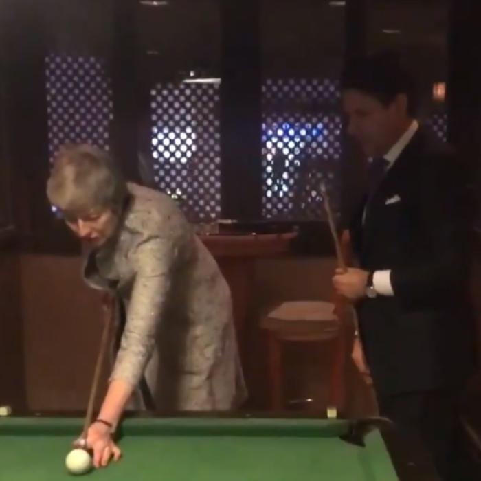 Premierul italian Giuseppe Conte o învață pe Theresa May să joace biliard (VIDEO)