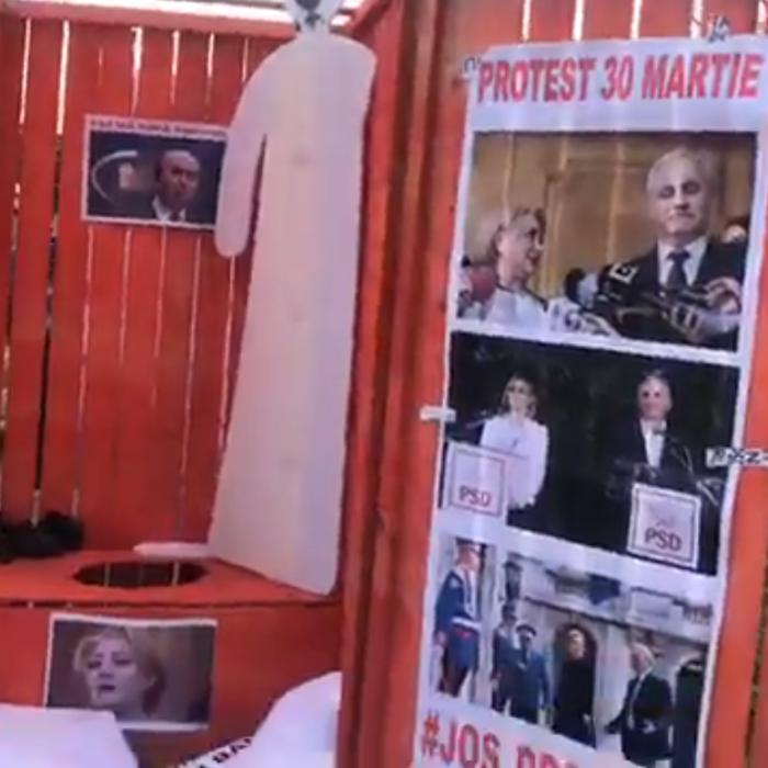 PROTEST la Parlament. Protestatarii i-au adus lui Dragnea un WC public. VIDEO