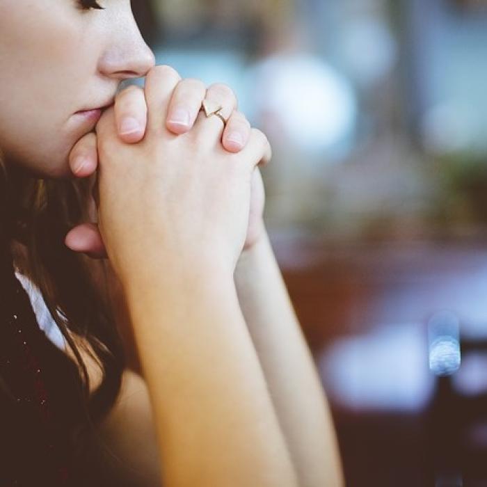 SUA. ROMÂNCĂ, înșelată de o VRĂJITOARE din România. Povestea femeii păgubită cu 50.000 de dolari