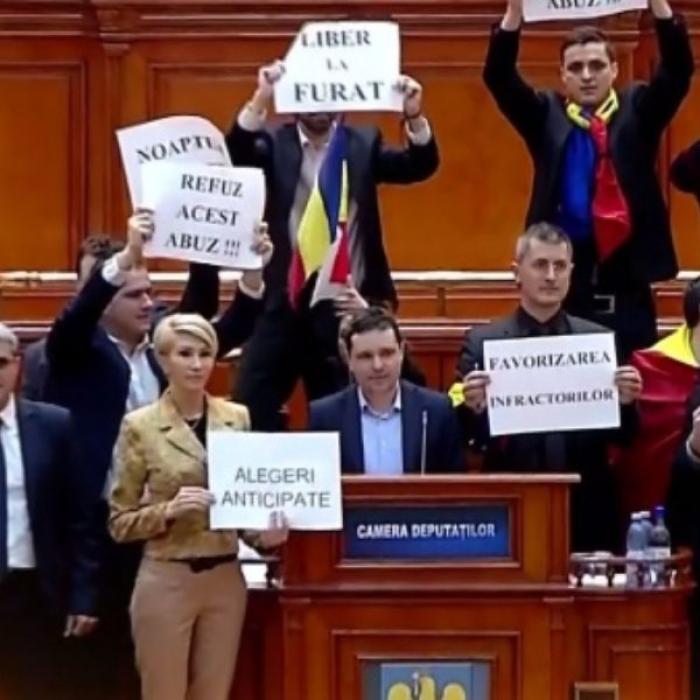 Scandal în Parlament: "Unde-s BANII, HOȚILOR? Dați șpăgi în CIMITIR?"