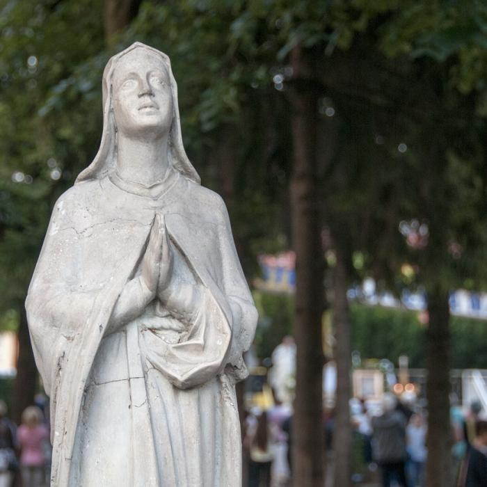 Incident bizar în Italia. Bătrână, SALVATĂ de la moarte de o statuie a Fecioarei Maria
