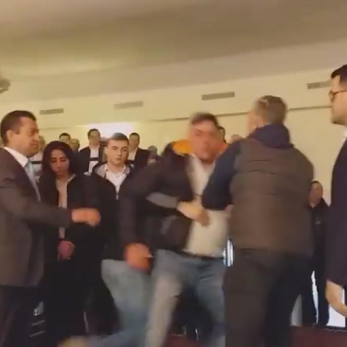 SCANDAL la PSD Brăila. Protestatar scos cu FORȚA din sală