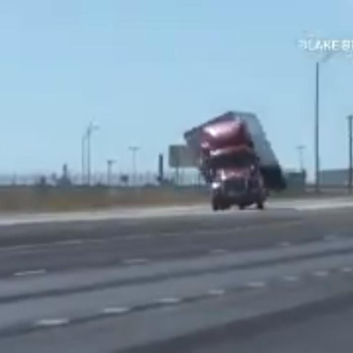 ACCIDENT INCREDIBIL. Un TIR este ARUNCAT din cauza VÂNTULUI PUTERNIC (VIDEO)