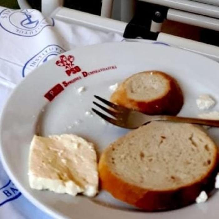 Farfurii cu sigla PSD pentru pacienții de la Institutul de boli infecțioase Matei Balș