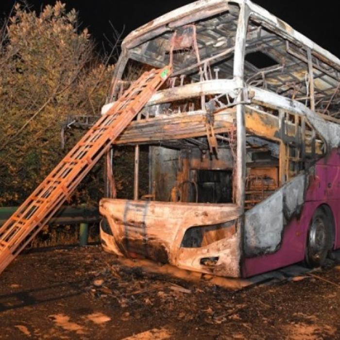 Un AUTOCAR a luat FOC în mers. 26 de MORȚI