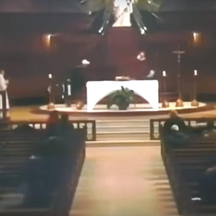 Canada. Un ROMÂN a ÎNJUNGHIAT un PREOT în timpul slujbei (VIDEO)