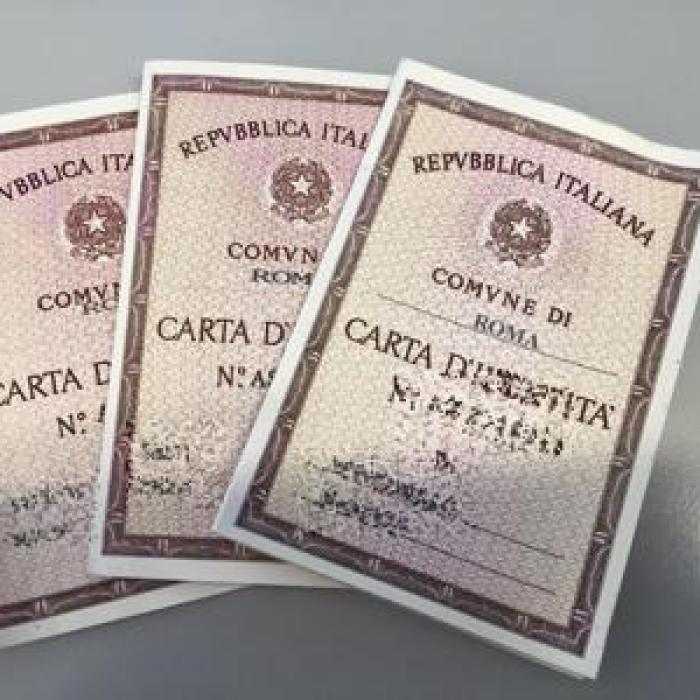 Italia. Un român avea acasă 147 de buletine FALSE