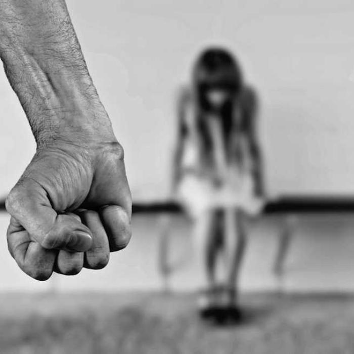 Italia. Badantă, BĂTUTĂ de iubitul său chiar în casa bătrânilor pe care-i îngrijea