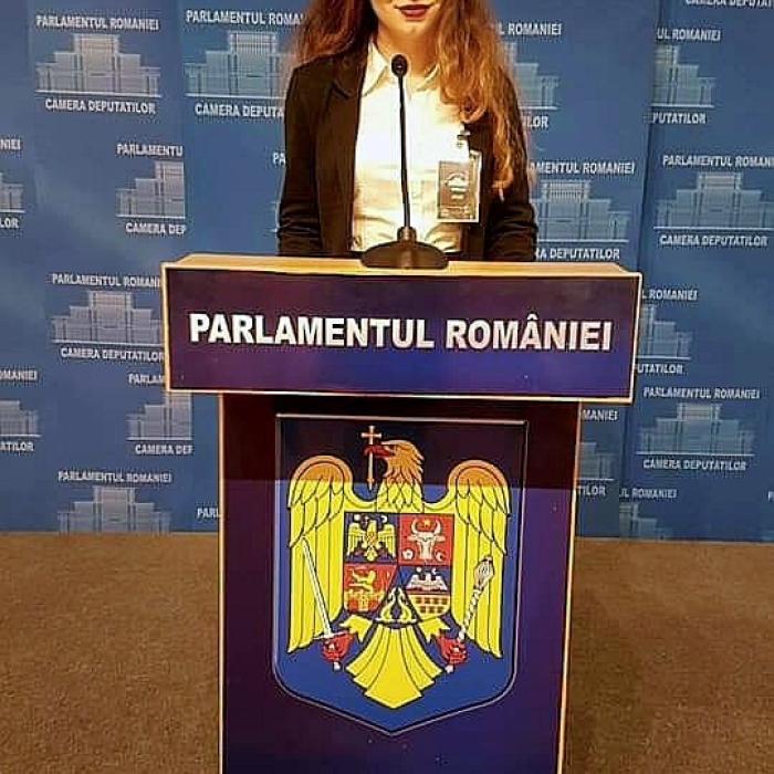 PROTEST la BAC - #foaiagoală: „De ce ne chinuiți? De ce ne vreți obedienți? De ce nu vă iubiți țara?”