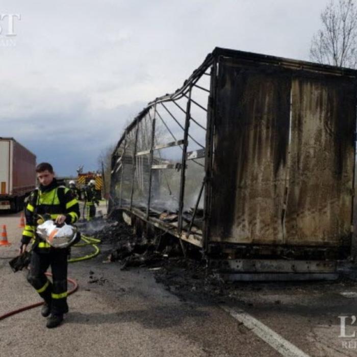 Franța. Unui șofer ROMÂN de TIR i-a luat FOC camionul în mers. IMAGINI DEVASTATOARE (FOTO)