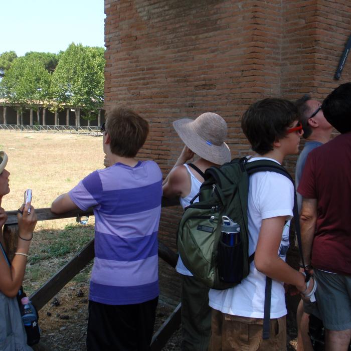 Britanică reţinută în Italia. A încercat să fure bucăţi dintr-un mozaic de la Pompeii