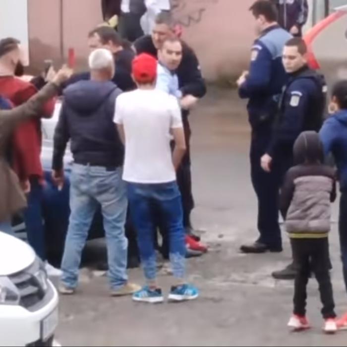 Polițiști și jandarmi ATACAȚI cu PIETRE în stradă (VIDEO)