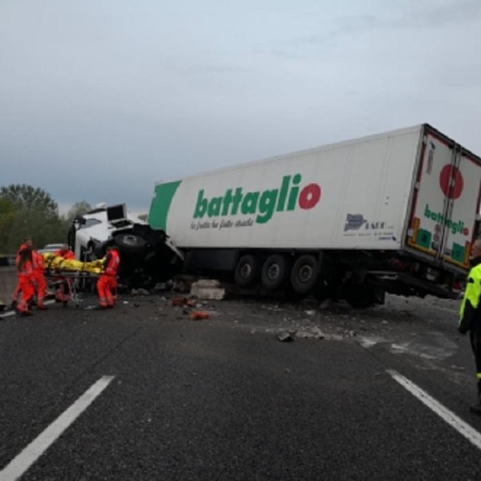 Italia. Șofer ROMÂN de TIR, implicat într-un ACCIDENT GRAV