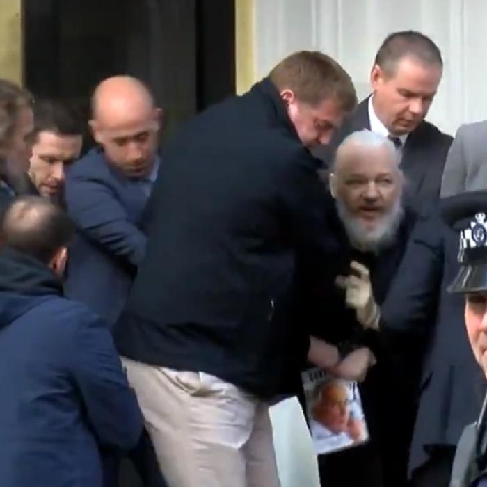 Tatăl lui Julian Assange vrea REPATRIEREA fiului său