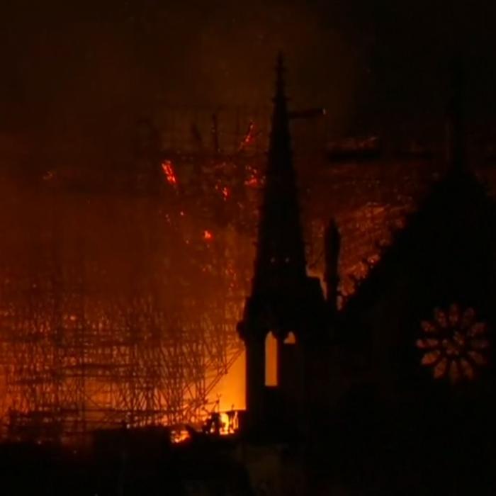 Theresa May, mesaj de susținere pentru Franța: "Teribil incendiu la catedrala Notre-Dame"