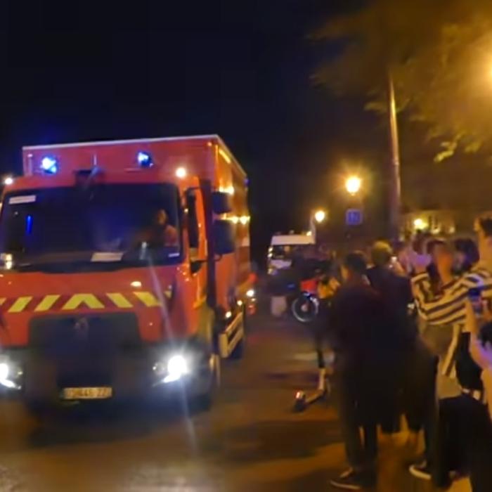 Incendiu Notre Dame. Moment EMOȚIONANT: 600 de pompierii din Paris, APLAUDAȚI pe stradă (VIDEO)
