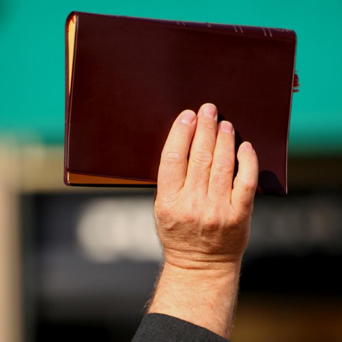 Italia: Un român a reuşit să păcălească o comunitate întreagă. Se dădea drept pastor. Cu ce se ocupa de fapt