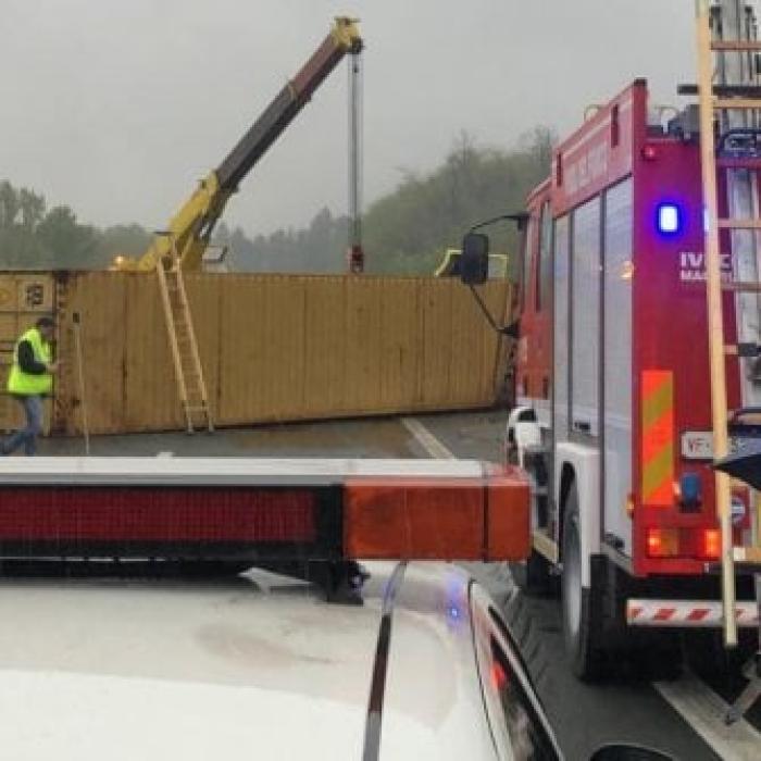 Italia. Un șofer ROMÂN de TIR a MURIT într-un ACCIDENT GROAZNIC (FOTO + VIDEO)