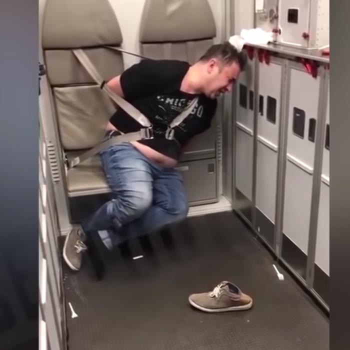 Momente de GROAZĂ la bordul unui AVION după ce un PASAGER a încercat să DESCHIDĂ ușa la 10.000 de metri (VIDEO)