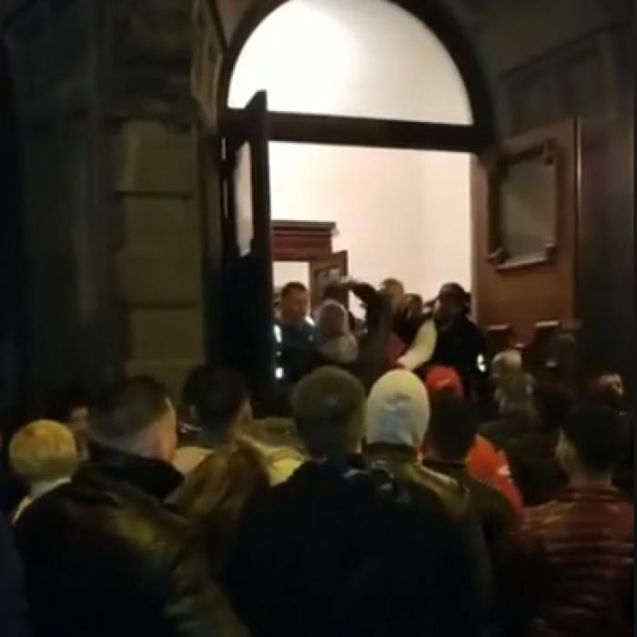UK. Sute de români s-au BĂTUT de Înviere, în fața unei biserici din Birmingham | VIDEO