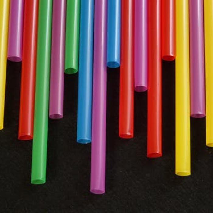 Interzicerea paielor din plastic NU SALVEAZĂ oceanele. Se caută soluții pentru stoparea poluării