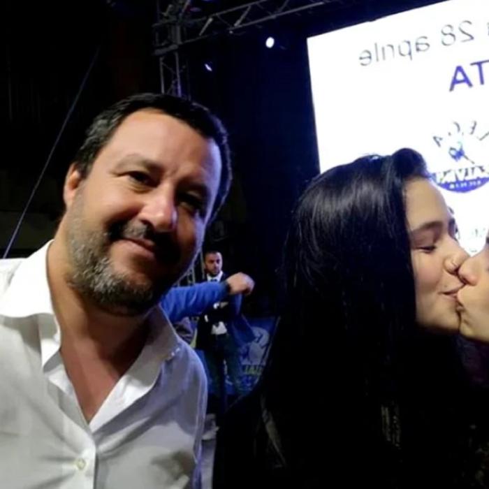 Matteo Salvini, LOVITURĂ primită de la două TINERE. I-au cerut să facă o poză, apoi s-au SĂRUTAT în semn de PROTEST