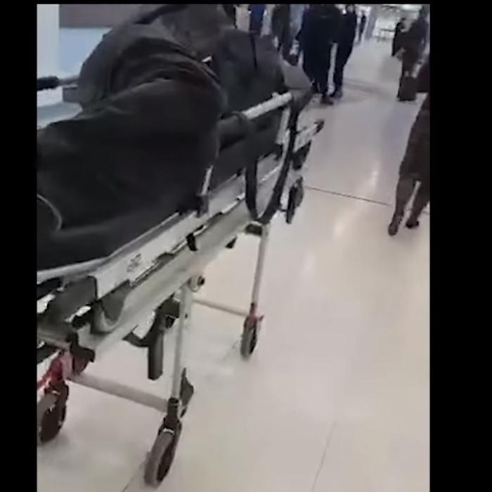 Fost ministru, dat JOS din AVION cu targa (VIDEO)